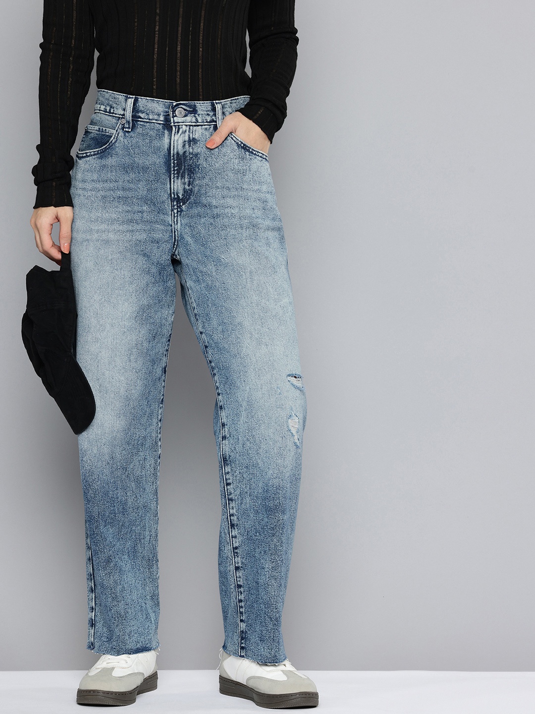 

Levis Women Pure Cotton 94 Baggy Fit Mildly Distressed Light Fade Jeans, Blue