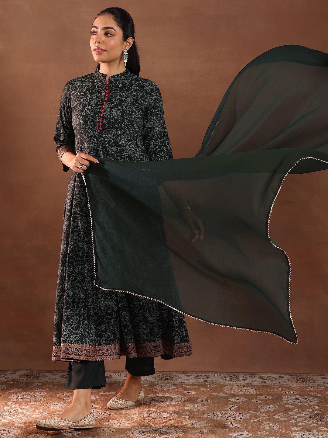 

Libas Floral Printed Mandarin Collar Panelled Anarkali Kurta With Trousers & Dupatta, Green