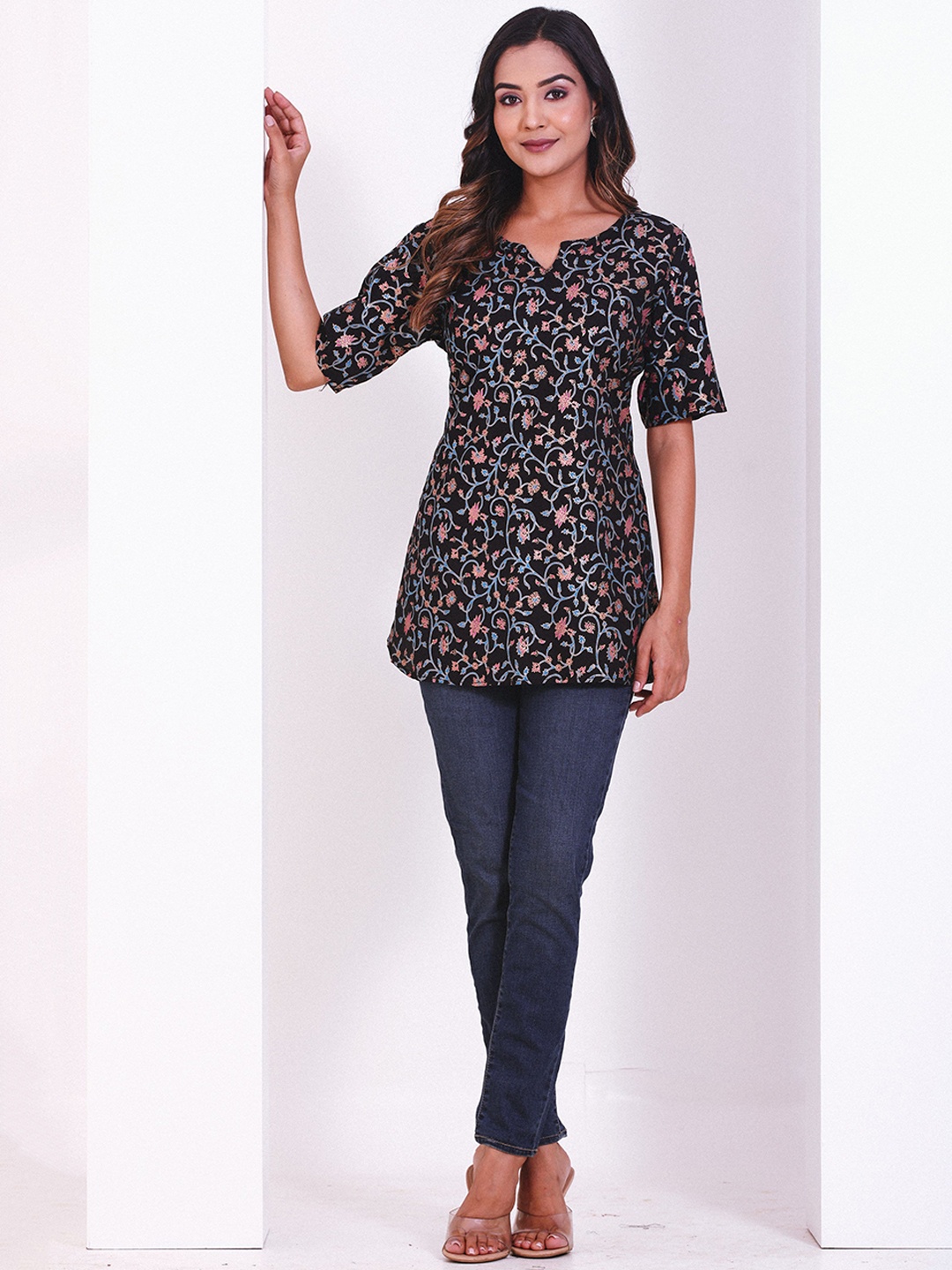 

Smartyhub Floral Printed Notch Neck Straight Kurti, Black