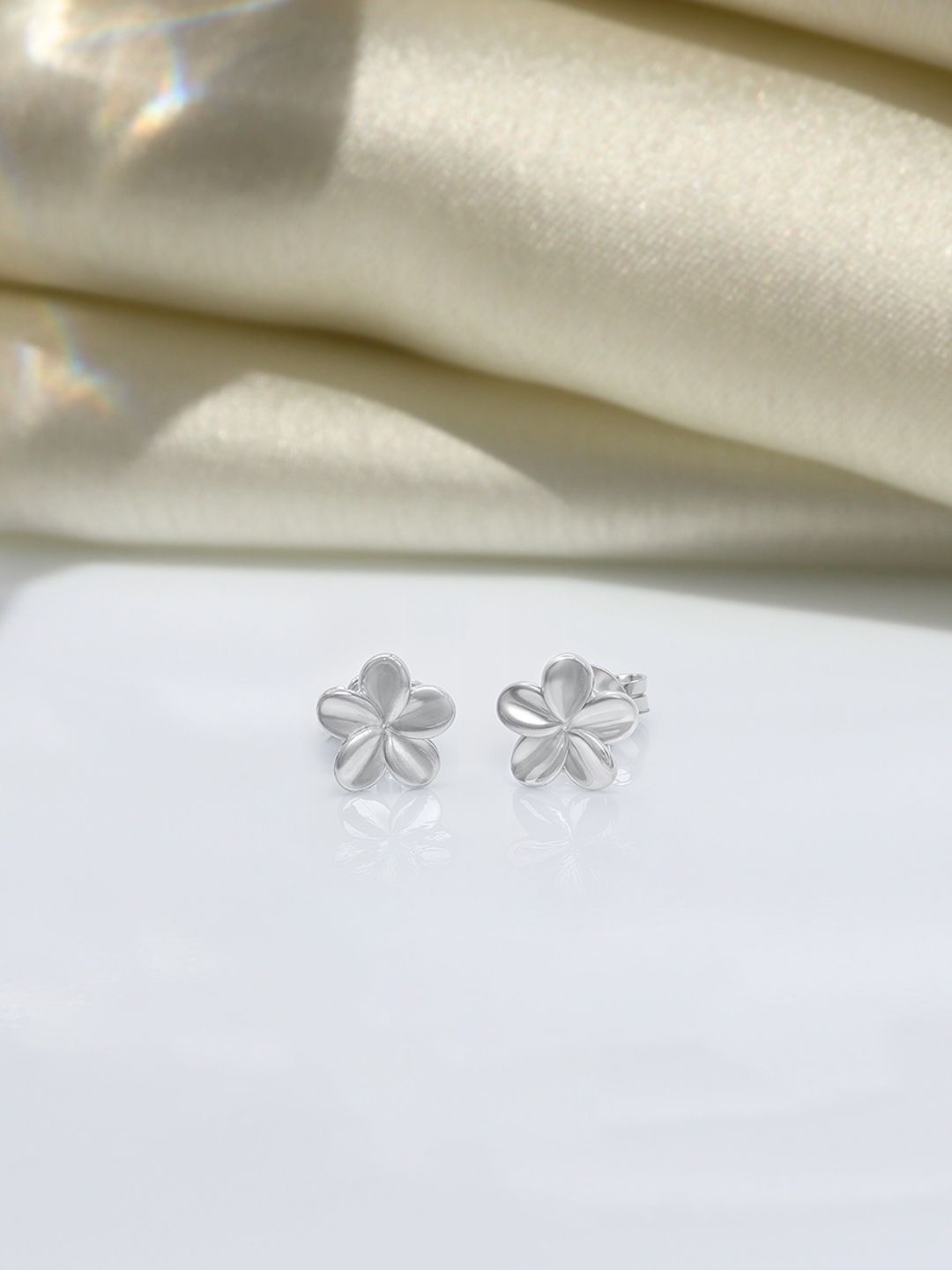 

HighSpark 925 Sterling Silver Plating floral Shaped Studs