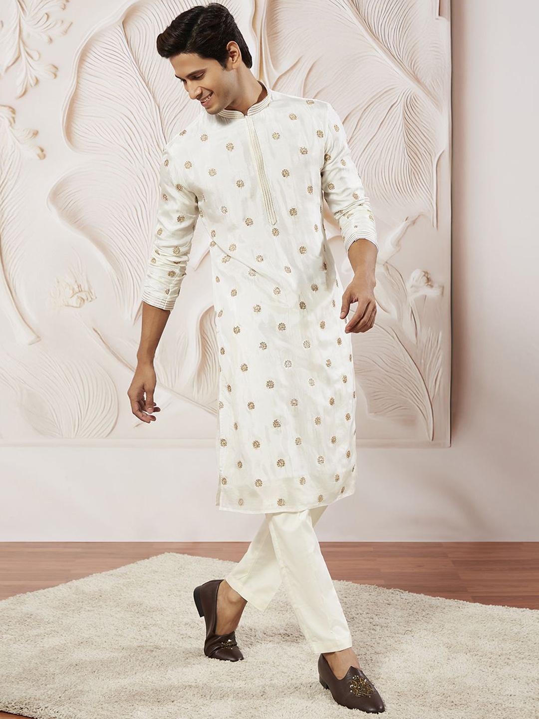 

VASTRAMAY Floral Embroidered Thread Work Mandarin Collar Straight Kurta with Trousers, White