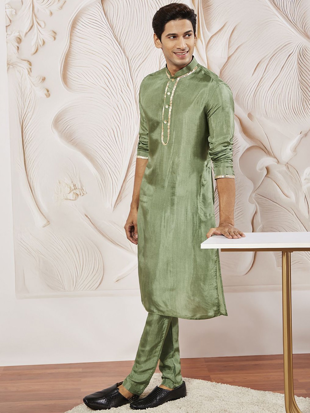 

VASTRAMAY Gotta Patti Mandarin Collar Straight Kurta with Pyjamas, Green