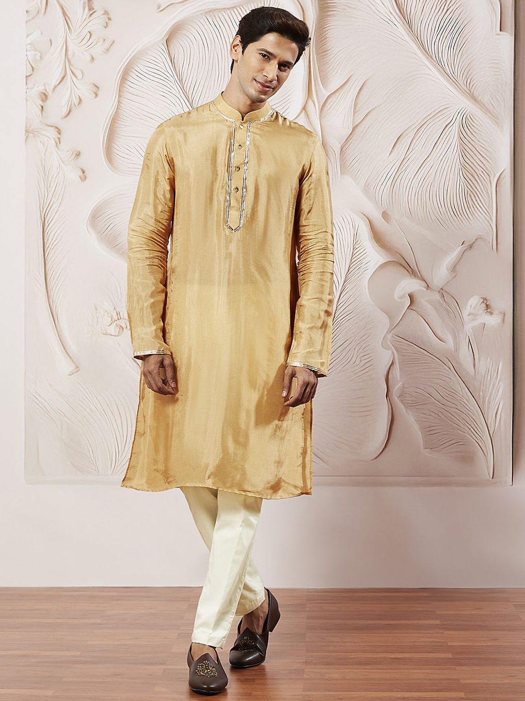 

VASTRAMAY Mandarin Collar Straight Kurta With Trouser, Gold