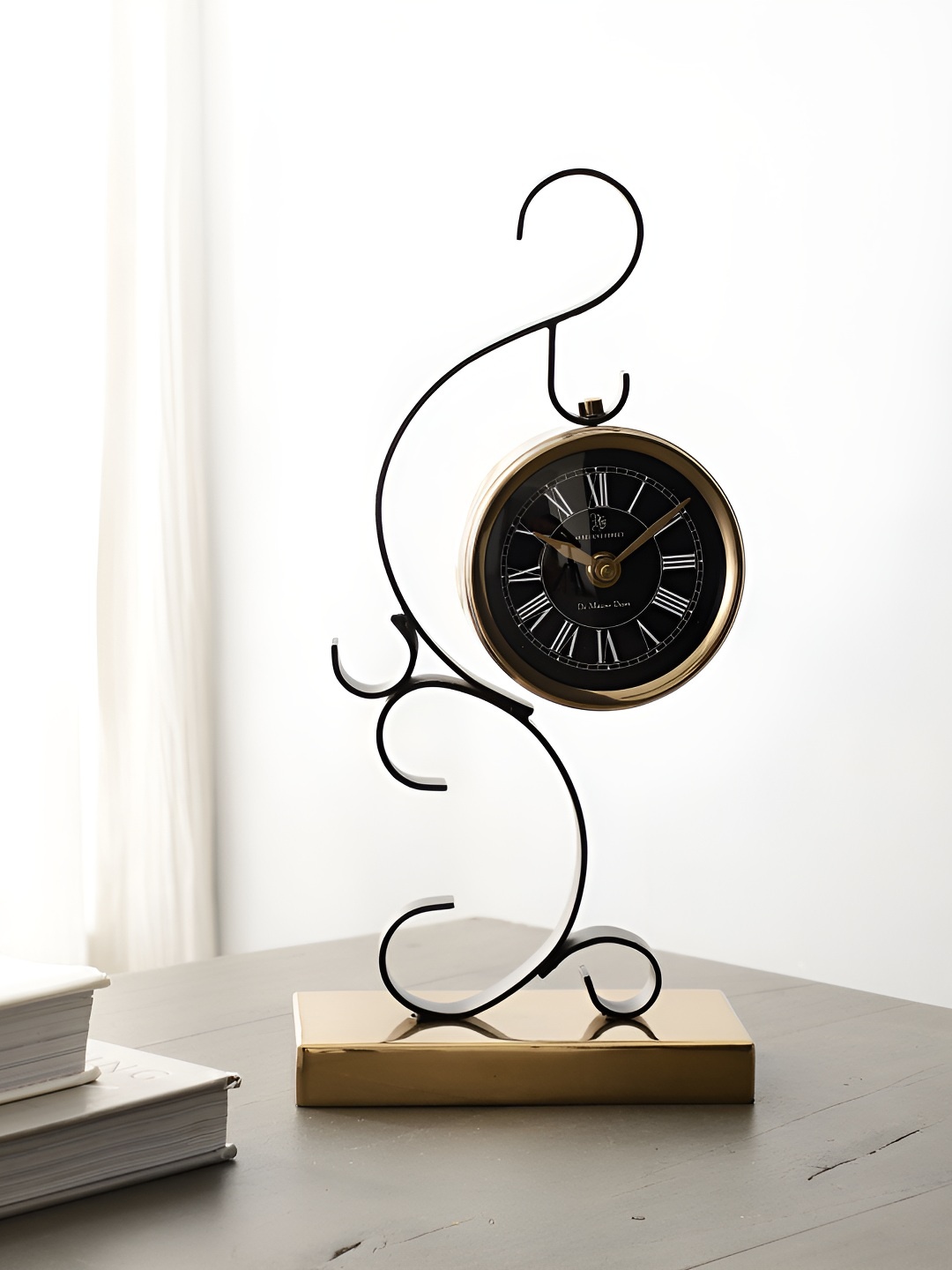 

Decor de Maison Gold-Toned & Black Round Shaped Table Clock