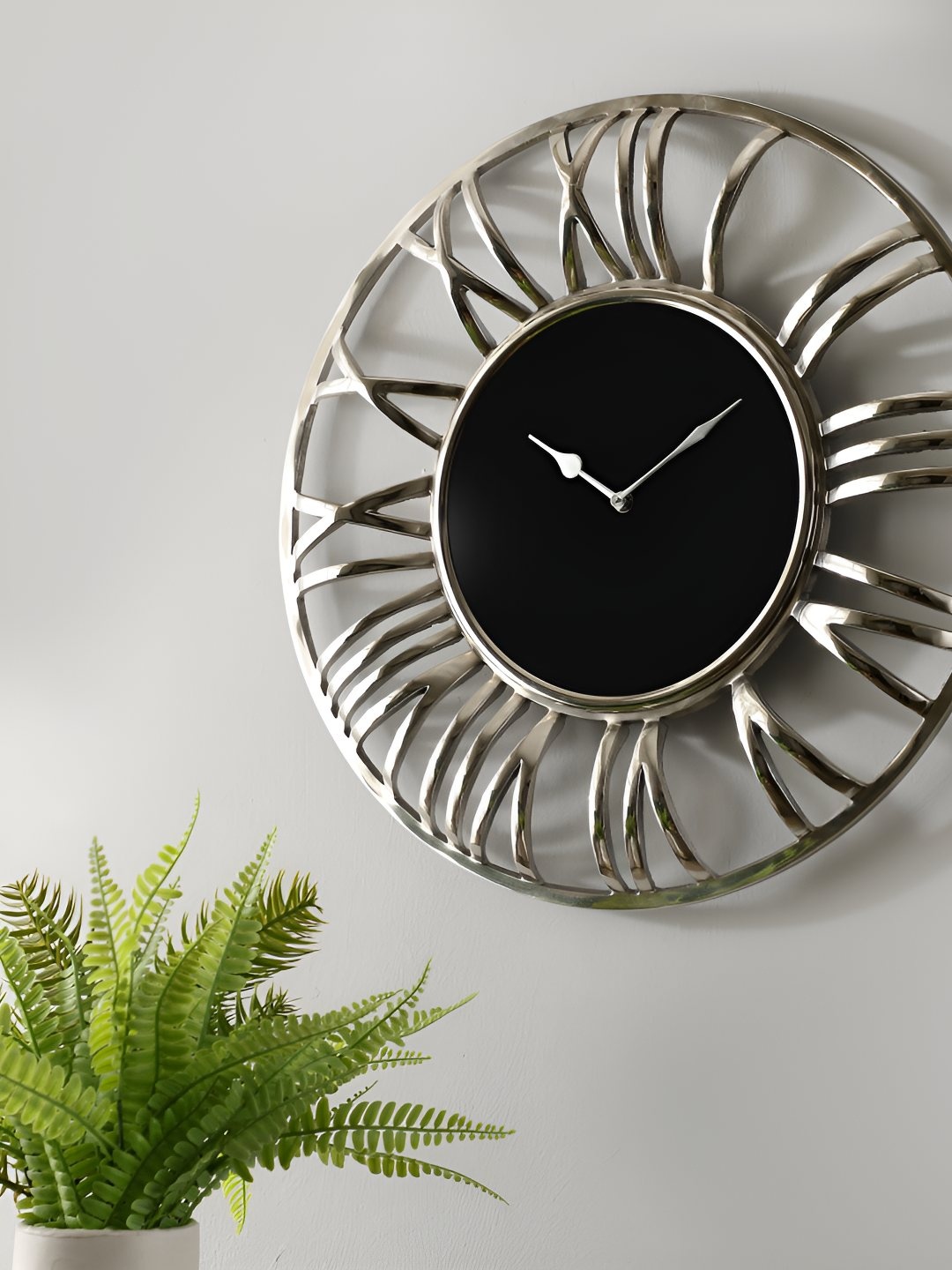 

Decor de Maison Aether Silver-Toned & Black Round Shaped Table Clock