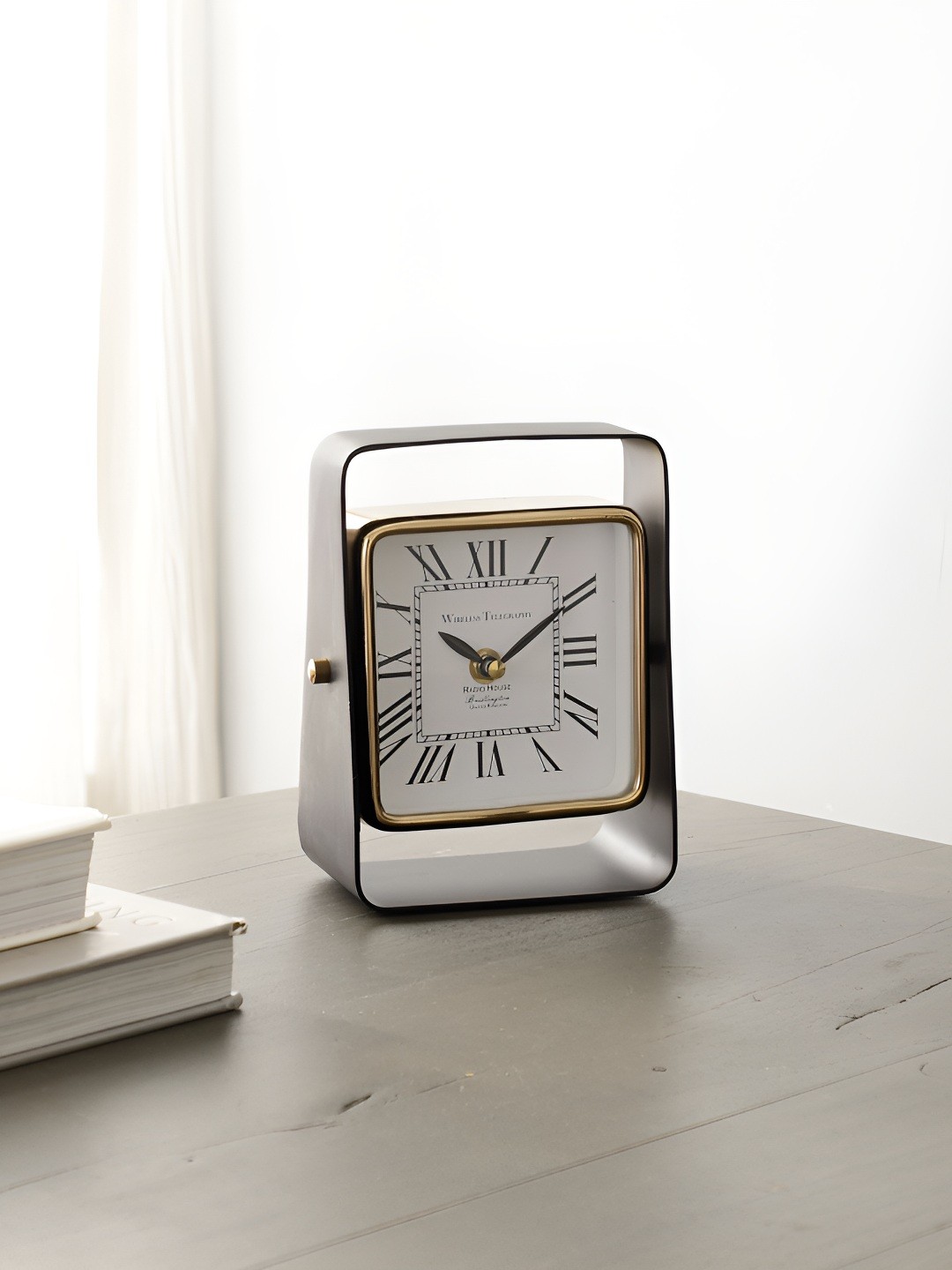 

Decor de Maison TempoVista Black & White Rectangle Shaped Table Clock