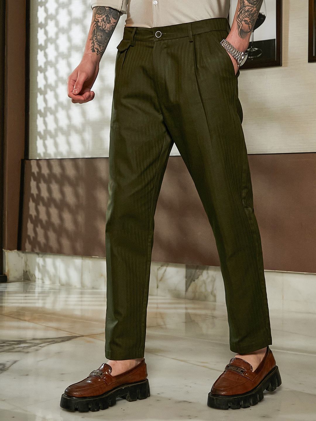 

Campus Sutra Men Comfort Pleated Trousers, Green