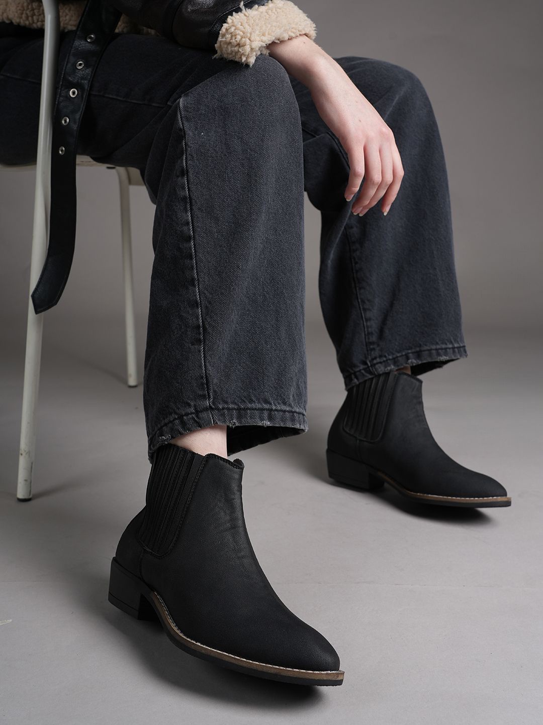 

The Roadster Lifestyle Co Women Block-Heeled Chelsea Boots, Black