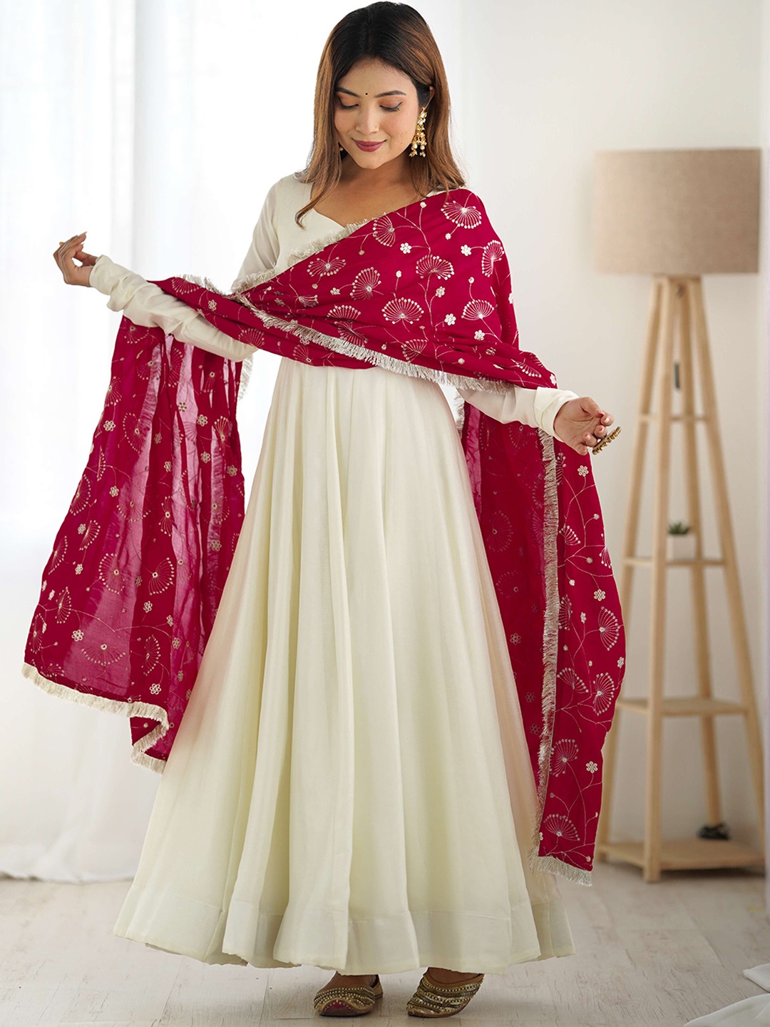 

Tanhai Sweetheart Neck Empire Anarkali Kurta With Trouser And Dupatta, Off white