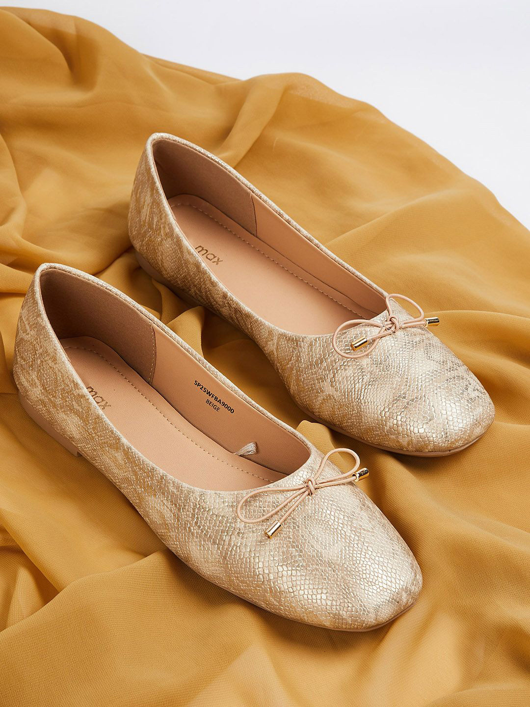 

max Women Textured Mojaris with Bows Flats, Beige