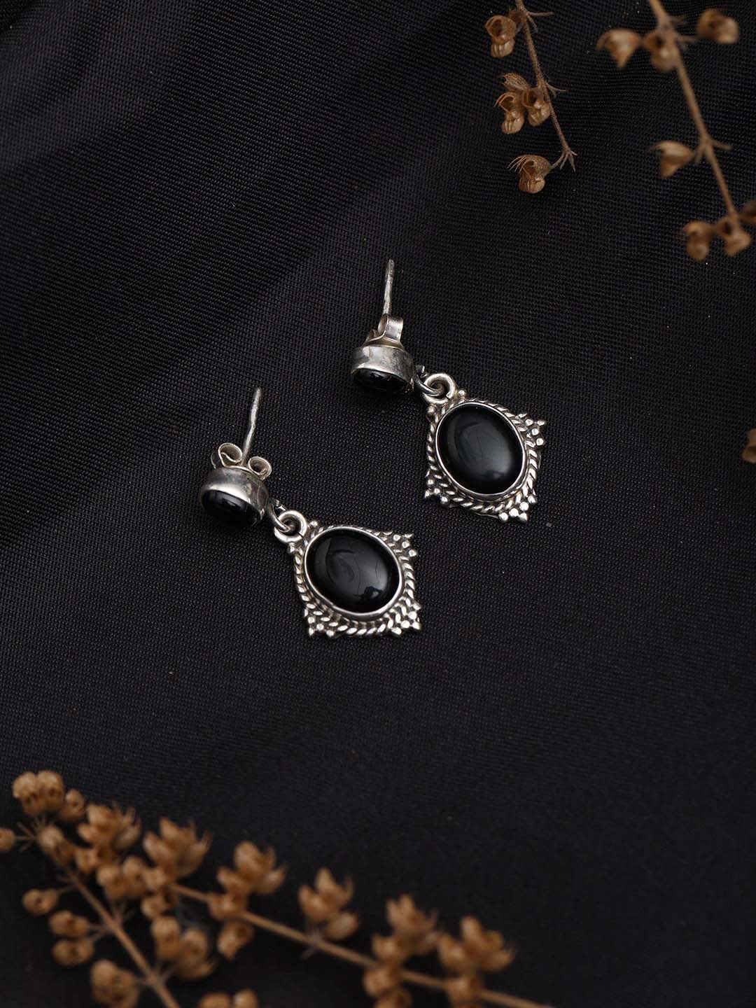 

Exotic India Oval Shape Stud Earrings with Oval Shape Black Onyx
