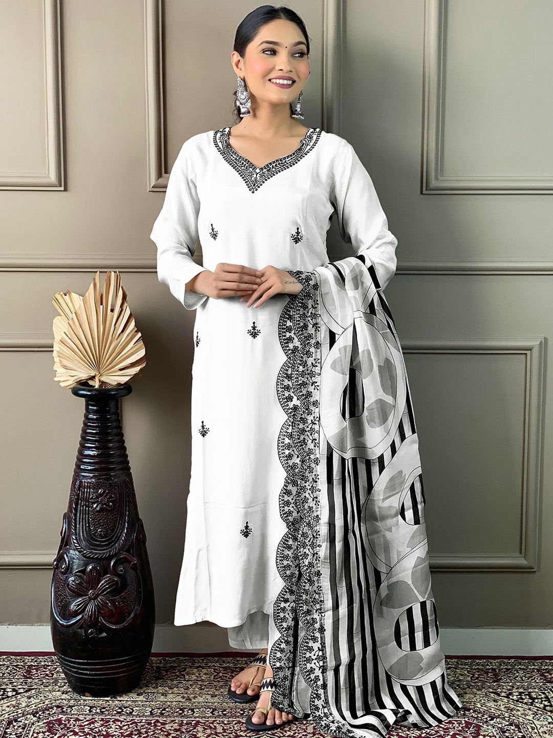 

Krimmple Thread Work Sweetheart Neck Pure Silk Straight Kurta with Trouser & Dupatta, White