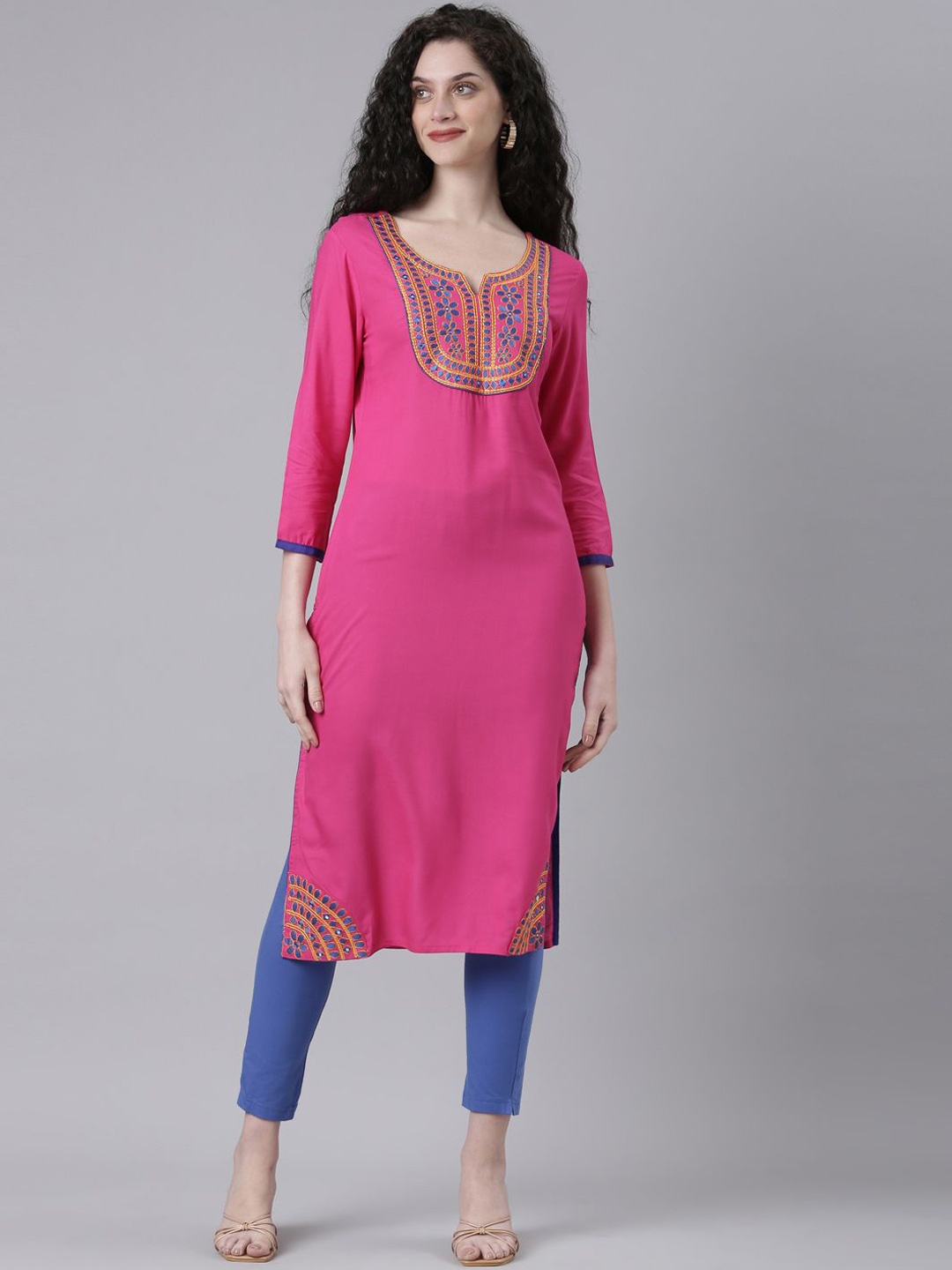 

Souchii Floral Embroidered Round Neck Straight Kurta, Magenta