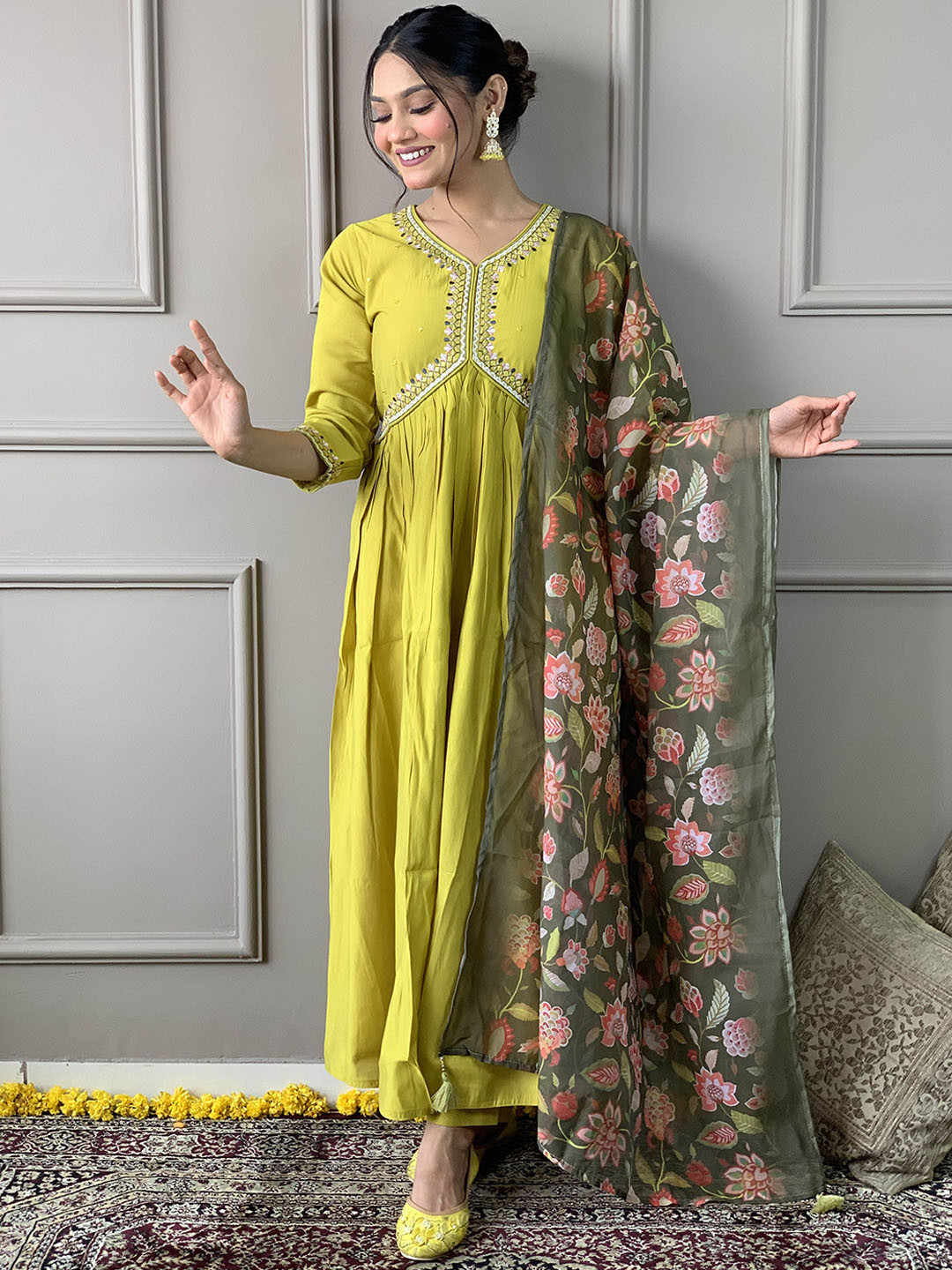 

Siya Fashion Women Embroidered Regular Kurta with Trousers & With Dupatta, Green