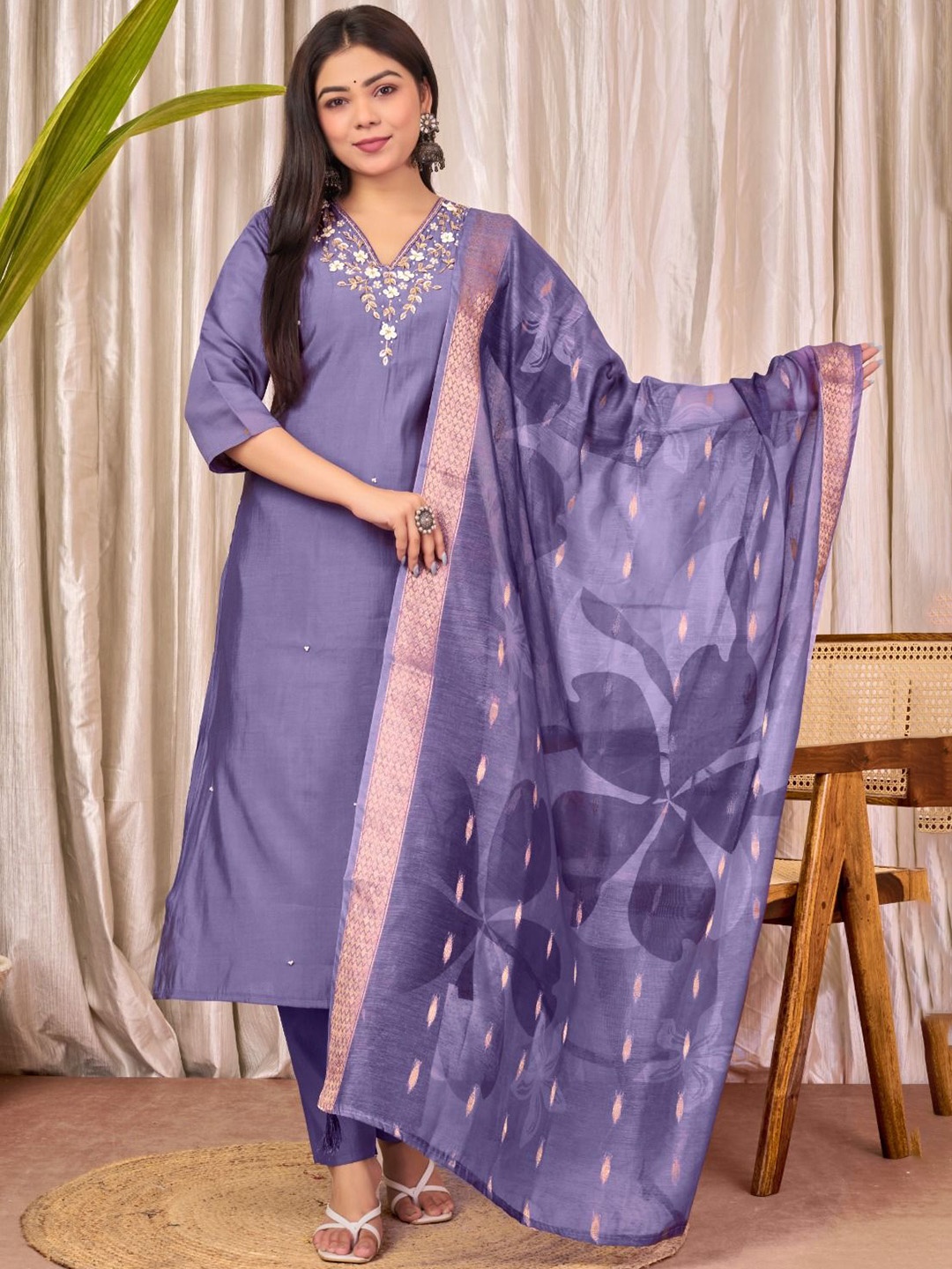 

XAYCRA CREATION Floral Embroidered V-Neck Zardozi Straight Kurta With Trousers And Dupatta, Purple