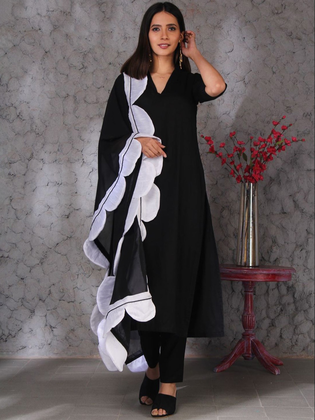 

SHADES OF FAASHION V-Neck Straight Kurta With Trousers And Dupatta, Black