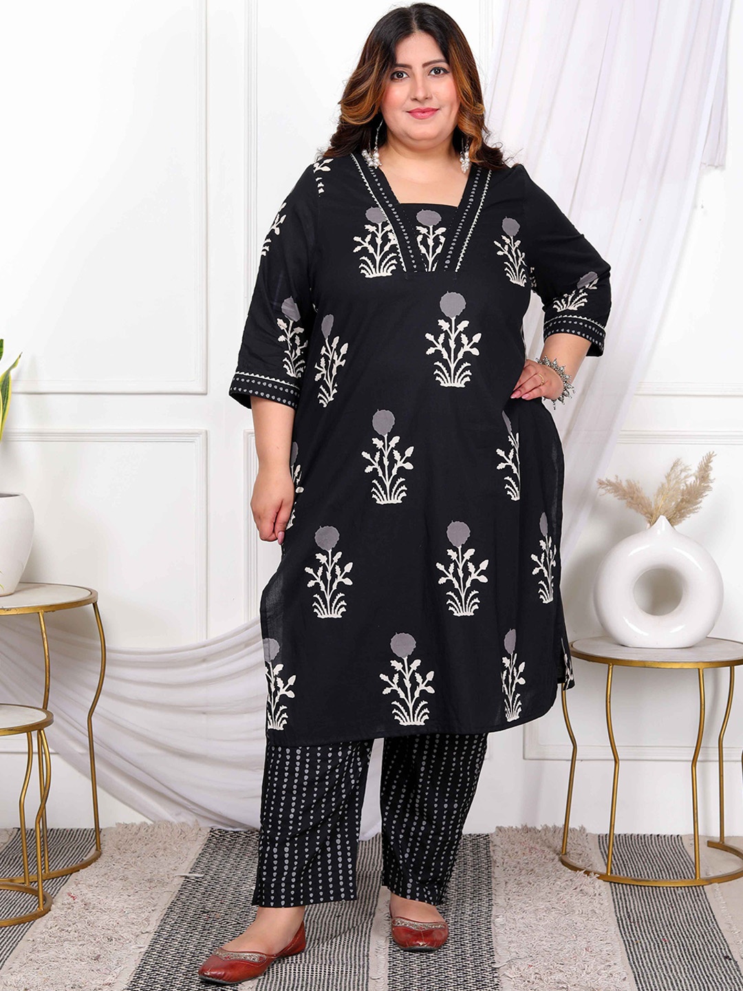 

MIRAVAN Plus Size Floral Printed Pure Cotton Straight Kurta With Palazzo, Black