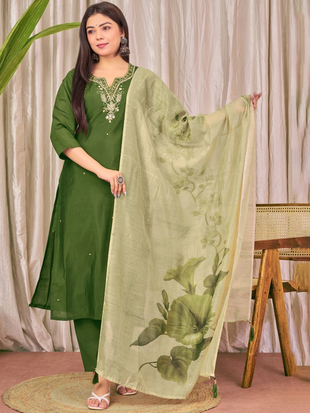 

XAYCRA CREATION Floral Embroidered Zardozi Straight Kurta With Trousers And Dupatta, Green