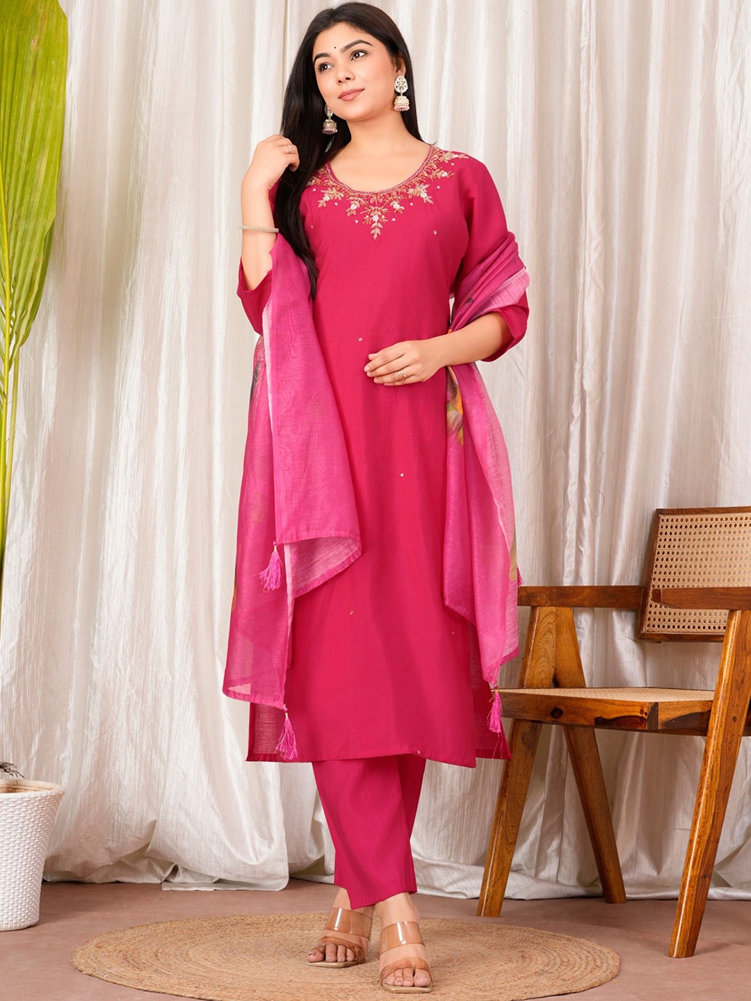

XAYCRA CREATION Floral Embroidered Zardozi Straight Kurta With Trousers And Dupatta, Pink
