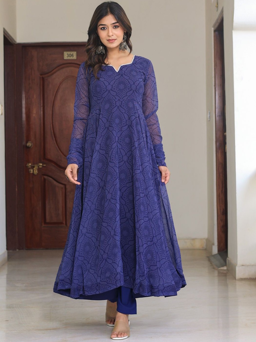 

BYUTIFY Ethnic Motifs Printed Sweetheart Neck Georgette Anarkali Kurta With Pyjama, Navy blue