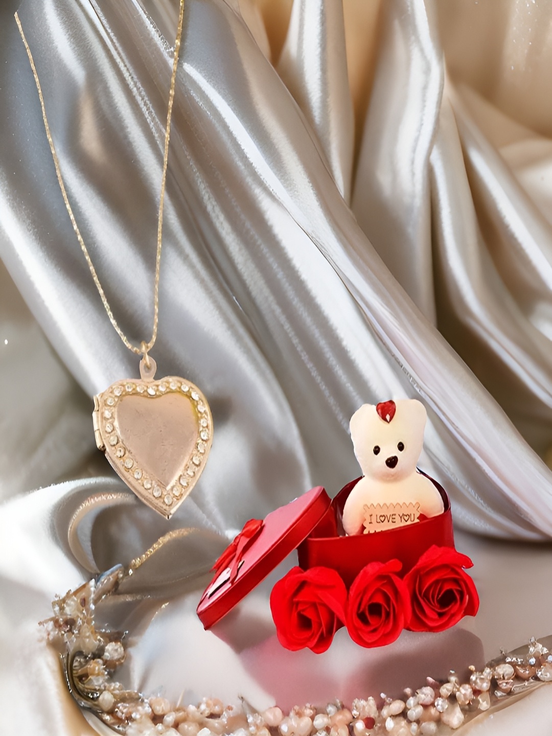 

UNIVERSITY TRENDZ White & Red Heart Pendant Chain & Teddy Bear Gift Set