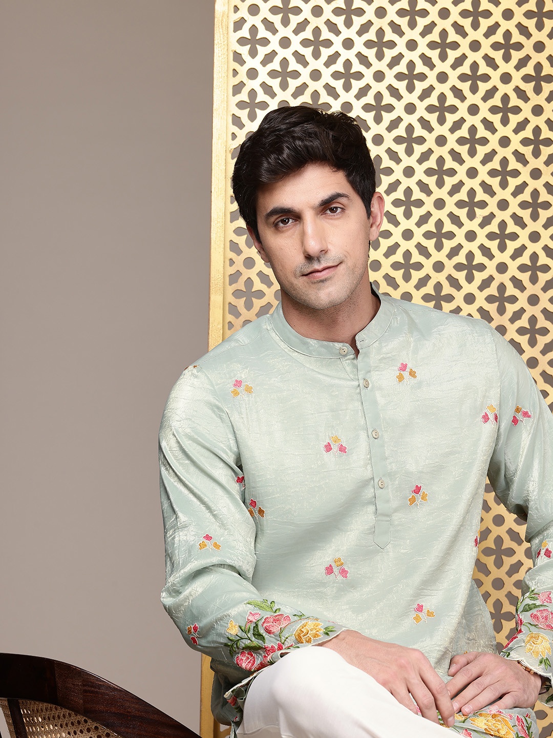 

House of Pataudi Floral Embroidered Thread Work Jashn Kurta with Trousers, Green