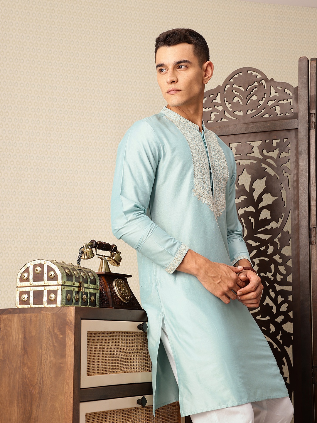 

House of Pataudi Ethnic Motifs Embroidered Sequinned Jashn Kurta, Blue