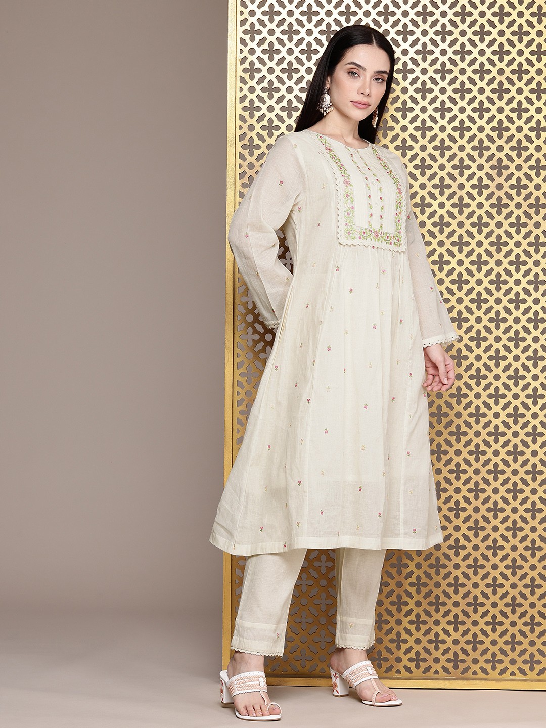 

House of Pataudi Floral Embroidered Jashn Kurta with Trousers, Off white