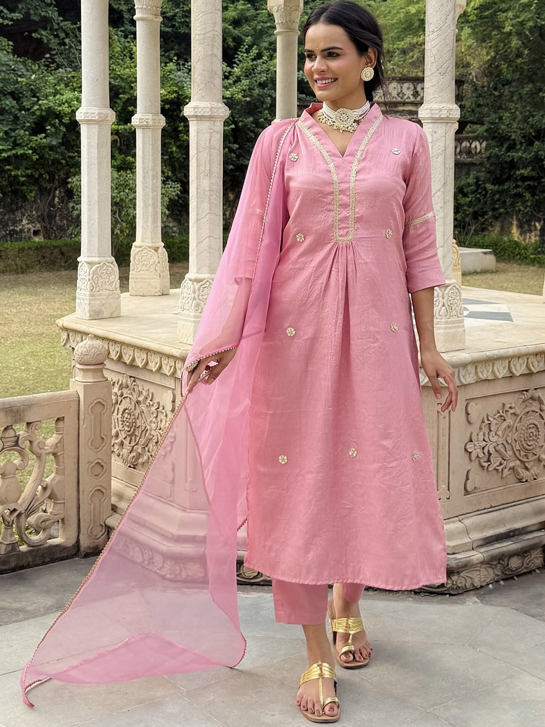 

LABEL KRISHA Floral Emboidered Straight Gotta Patti Kurta With Trousers And Dupatta, Mauve