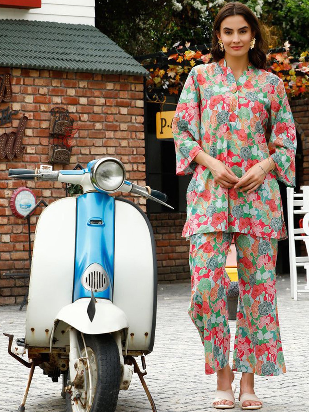 

Lookmark Floral Printed Mandarin Collar Straight Tuinc With Palazzos, Green
