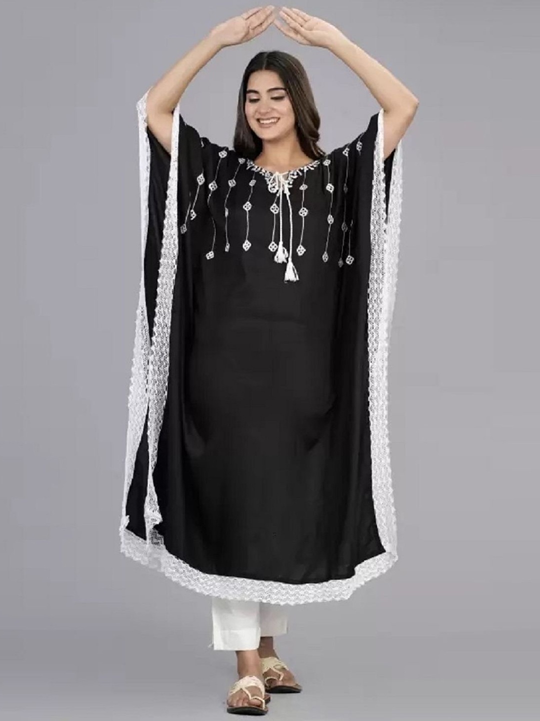 

MF Hayat Thread Work Key Hole Neck Kimono Sleeves Kaftan Kurta, Black