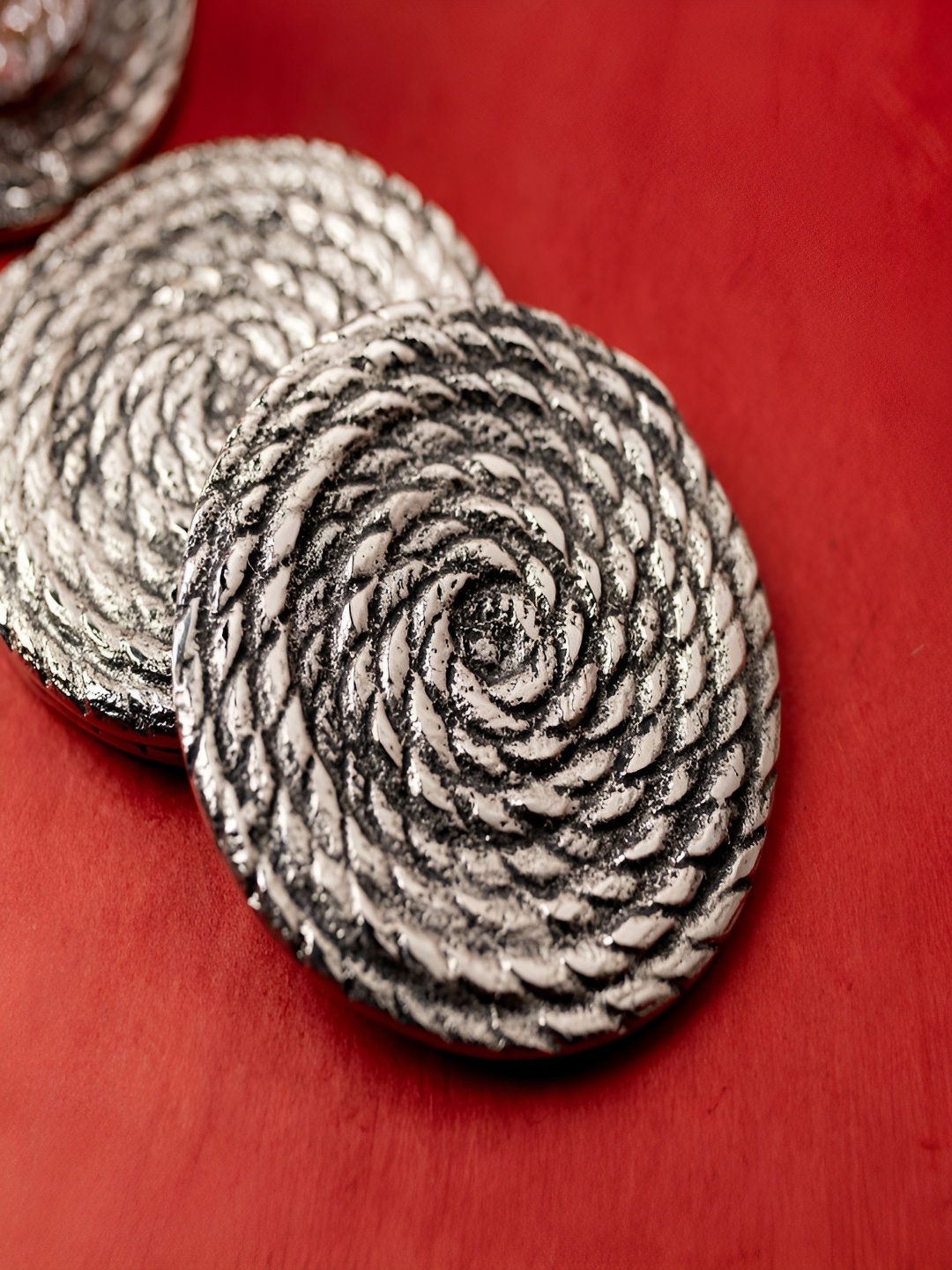 

giBOX Silver-Toned 4 Pieces Textured Strand Metal Coaster