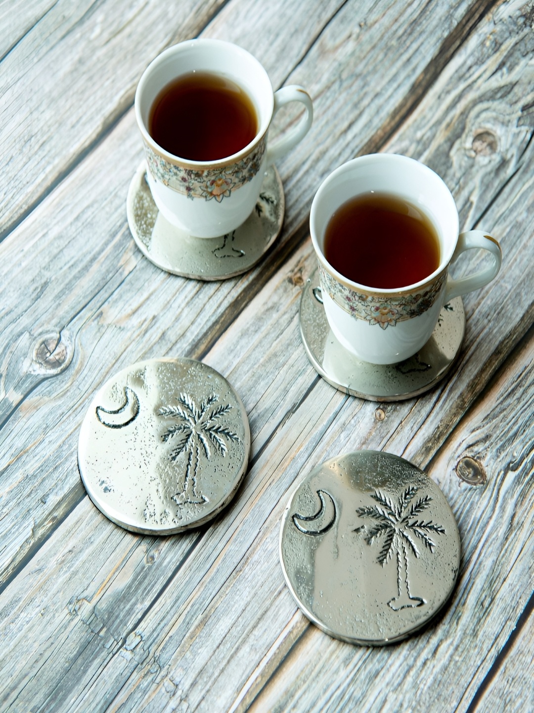 

giBOX Silver-Toned 4 Pieces The Palm Table Textured Round Glossy Metal Coasters
