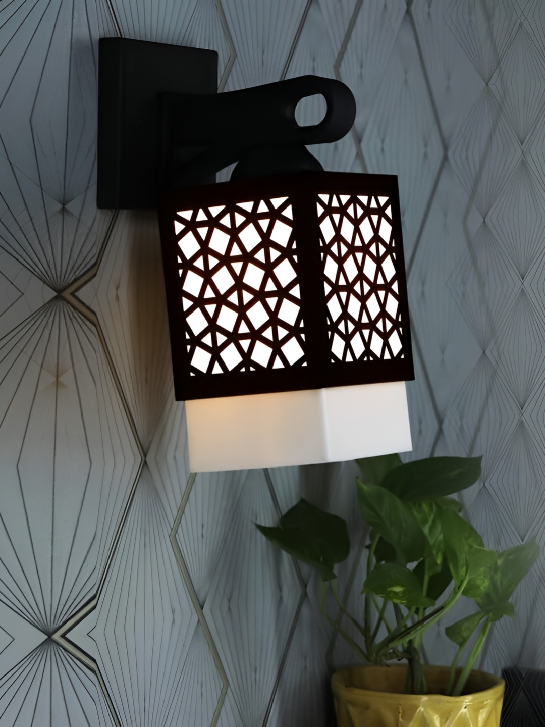 

Gojeeva Black & White Textured Wooden Rectangle Shaped Wall Lamp