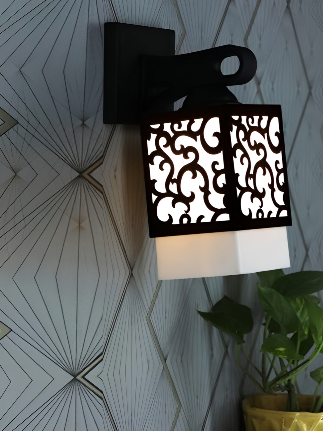 

Gojeeva Black & White Textured Wooden Rectangle Shaped Wall Lamp