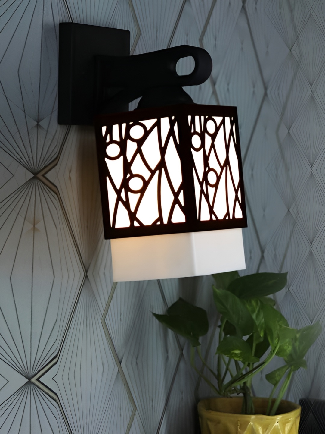

Gojeeva Black & White Textured Wooden Rectangle Shaped Wall Lamp