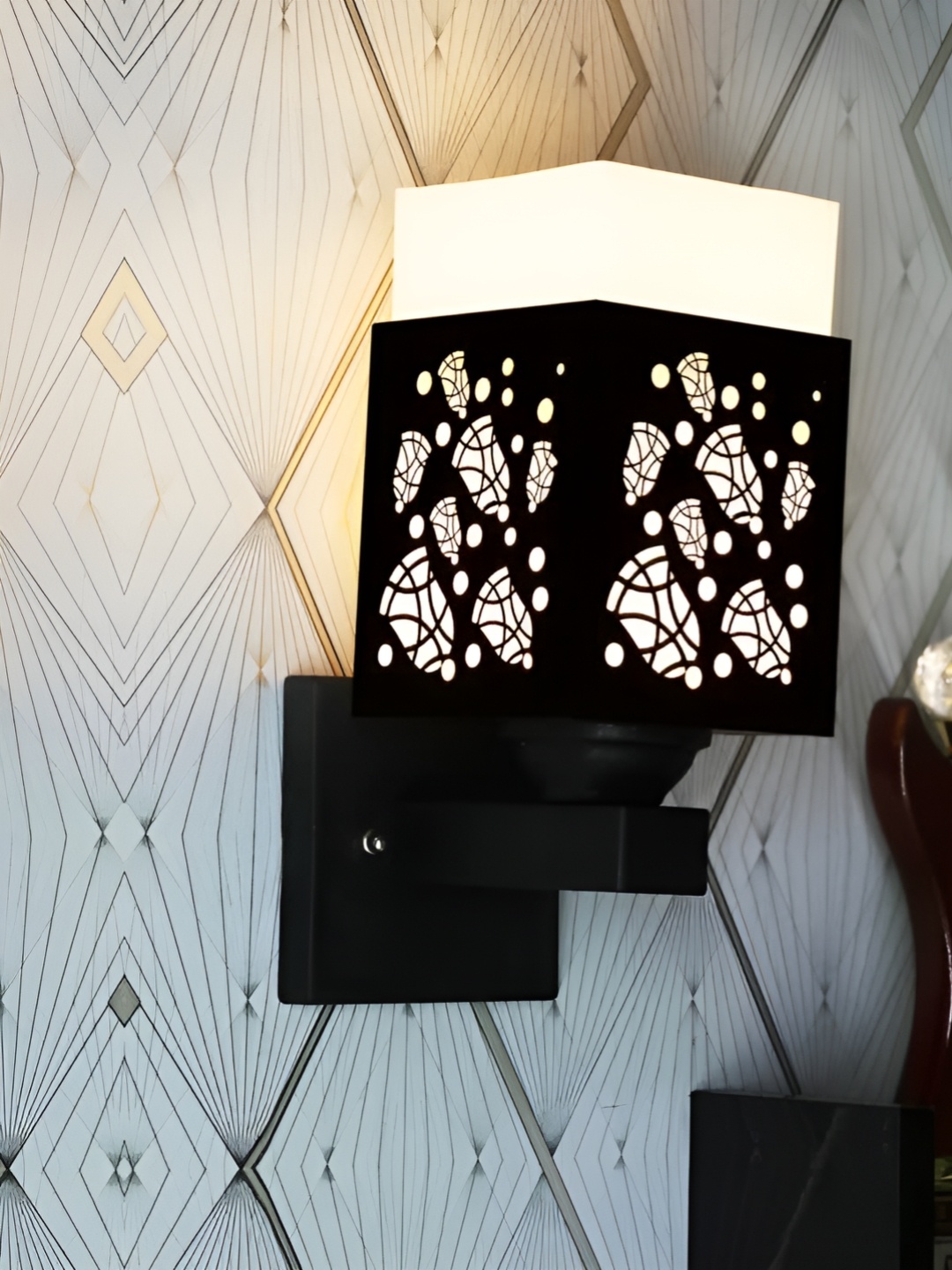 

Gojeeva Black & White Textured Square Shaped Wooden Wall Lamp