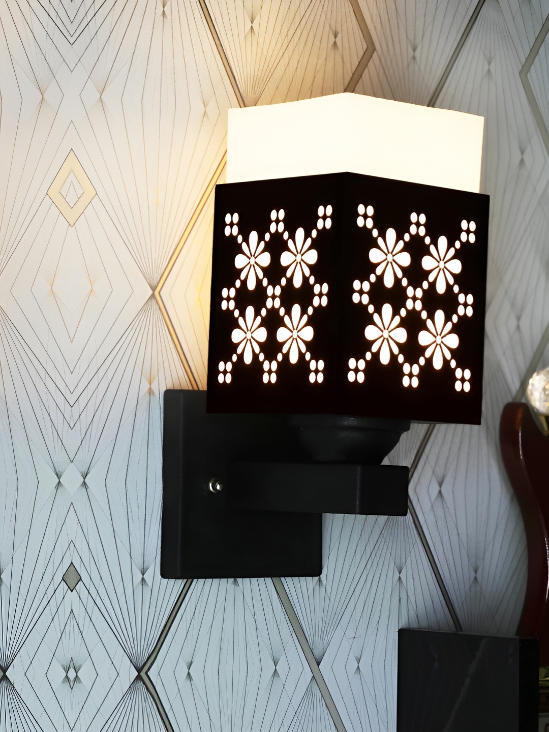 

Gojeeva Black & White Textured Wooden Rectangle Shaped Wall Lamp