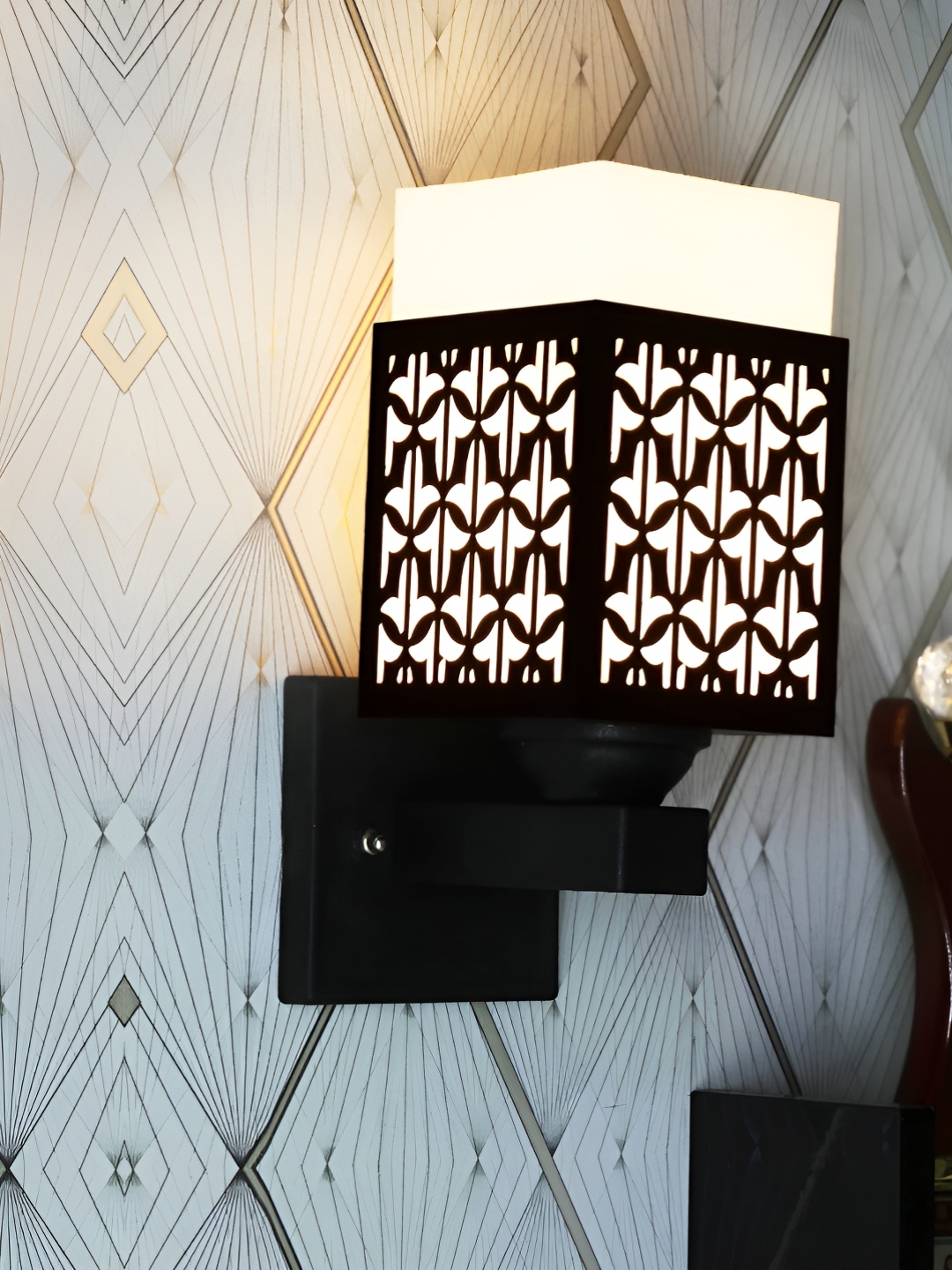 

Gojeeva Black & White Textured Wooden Rectangle Shaped Wall Lamp