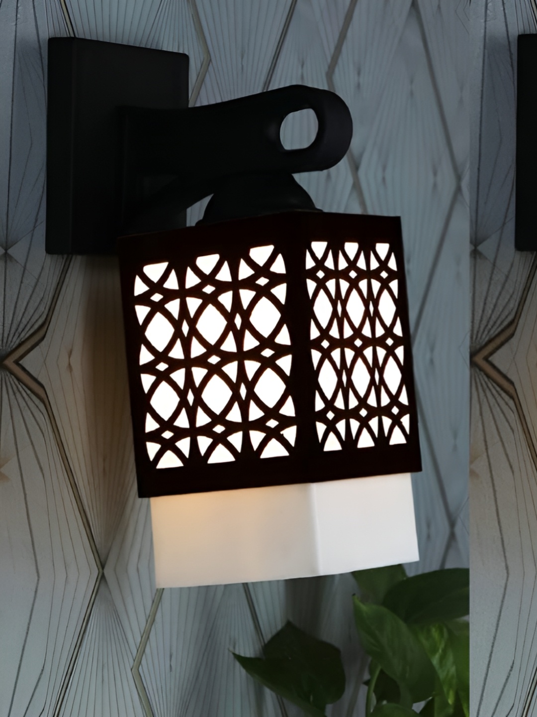

Gojeeva Black & White Textured Wooden Rectangle Shaped Wall Lamp