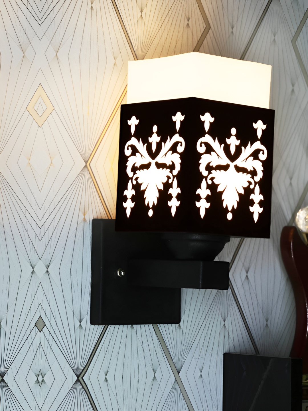 

Gojeeva Black & White Textured Wooden Rectangle Shaped Wall Lamp