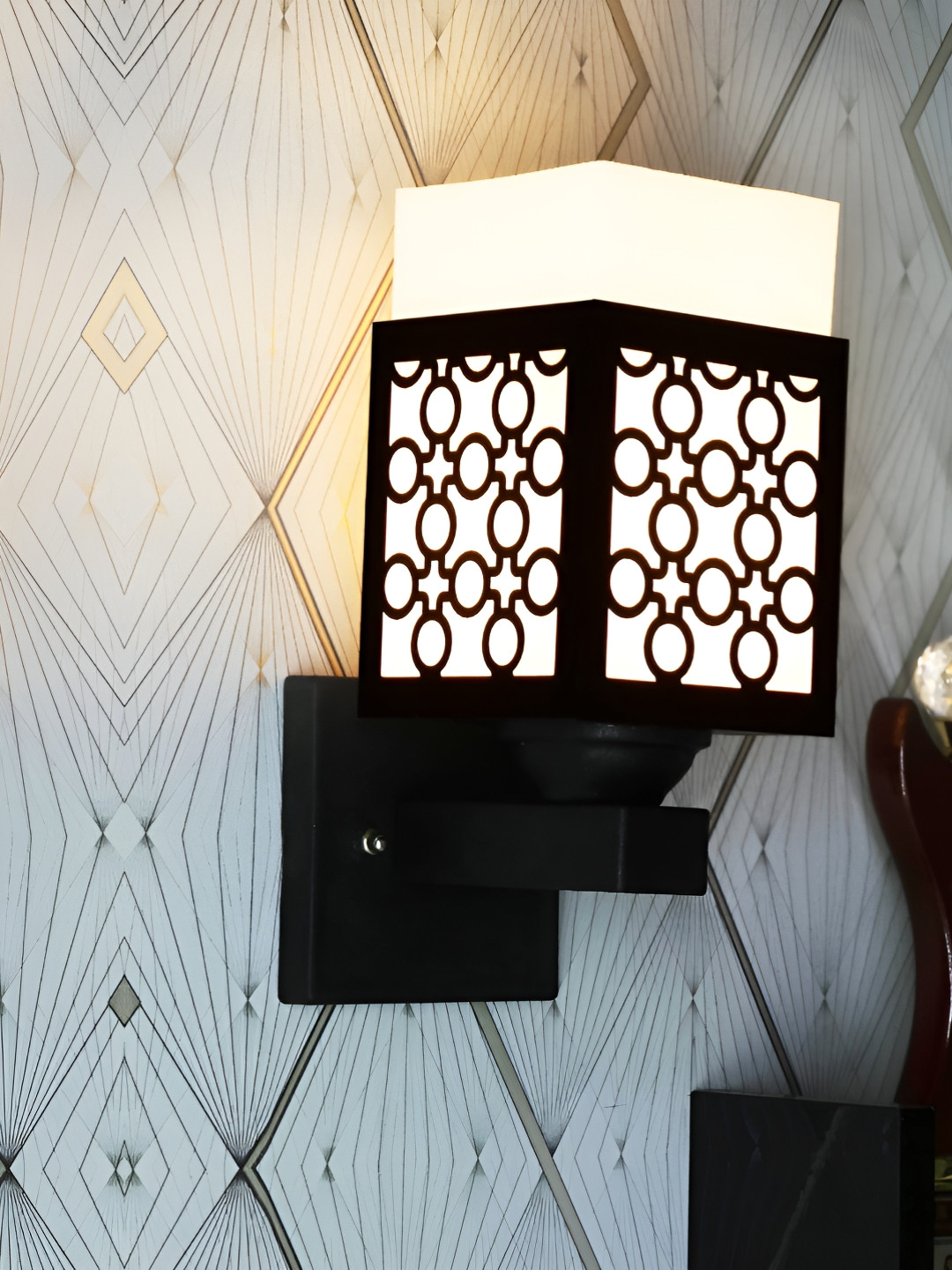 

Gojeeva Black & White Textured Square Shaped Wooden Wall Lamp