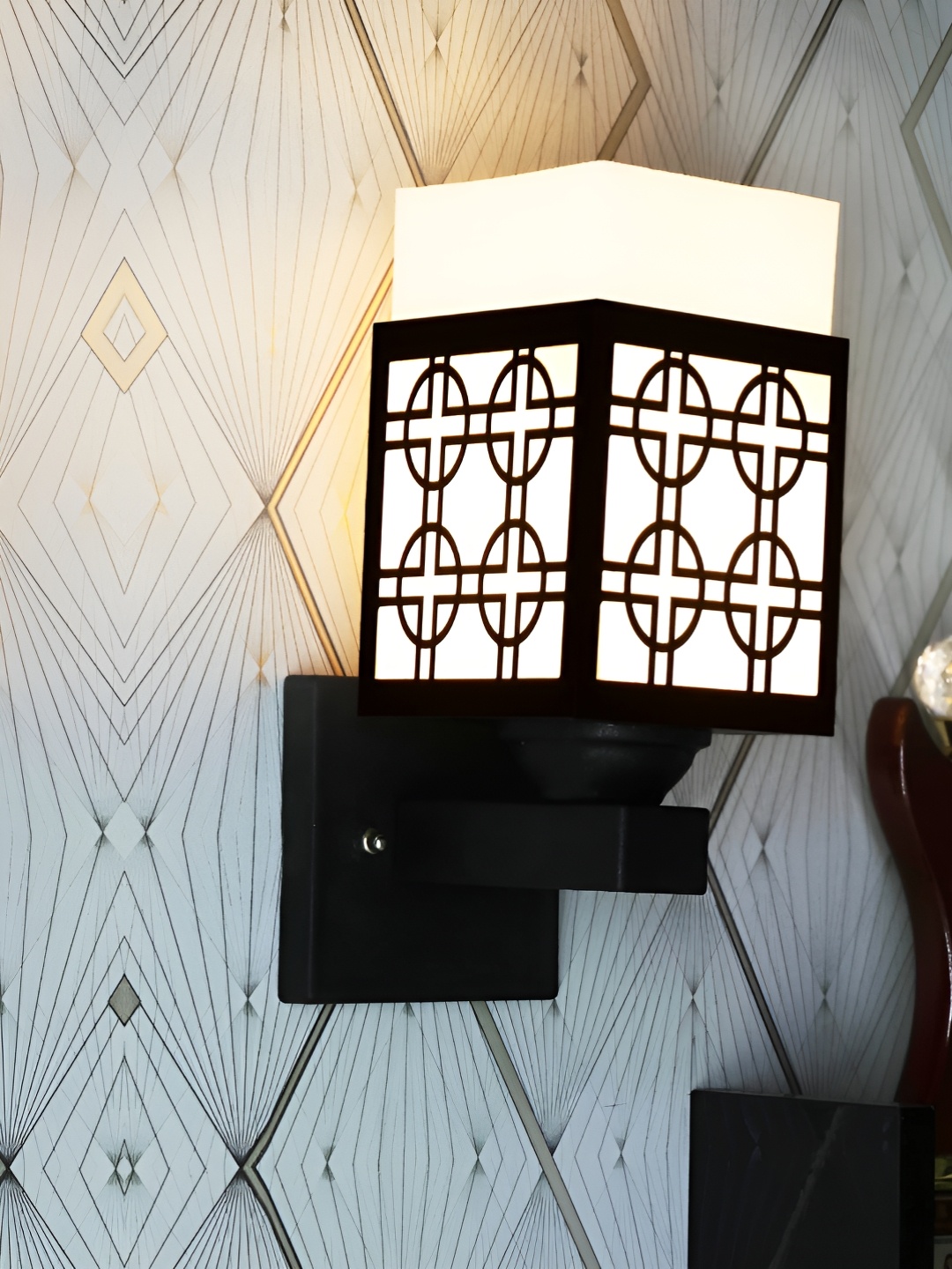 

Gojeeva Black & White Textured Wooden Rectangle Shaped Wall Lamp