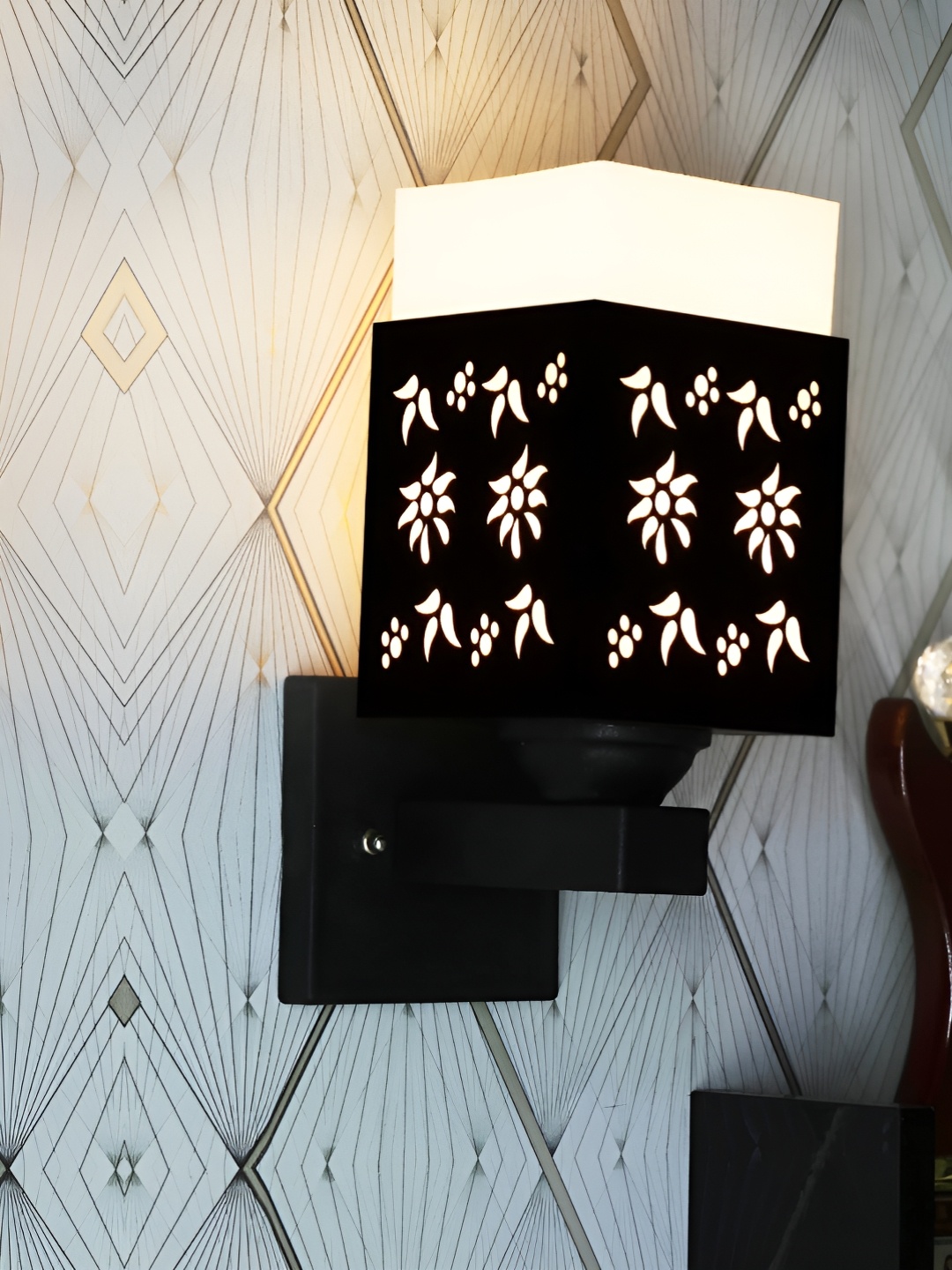 

Gojeeva Black & White Textured Square Shaped Wooden Wall Lamp