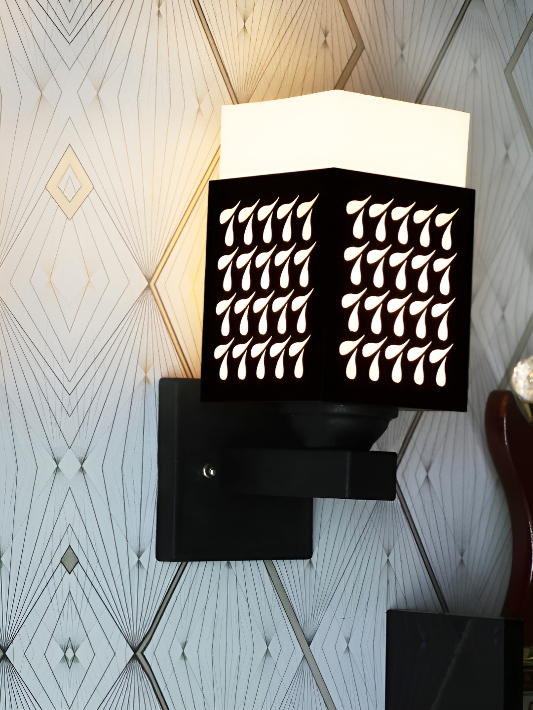 

Gojeeva Black & White Textured Square Shaped Wooden Wall Lamp