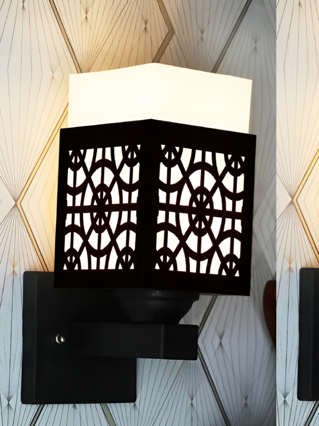 

Gojeeva Black & White Textured Wooden Rectangle Shaped Wall Lamp