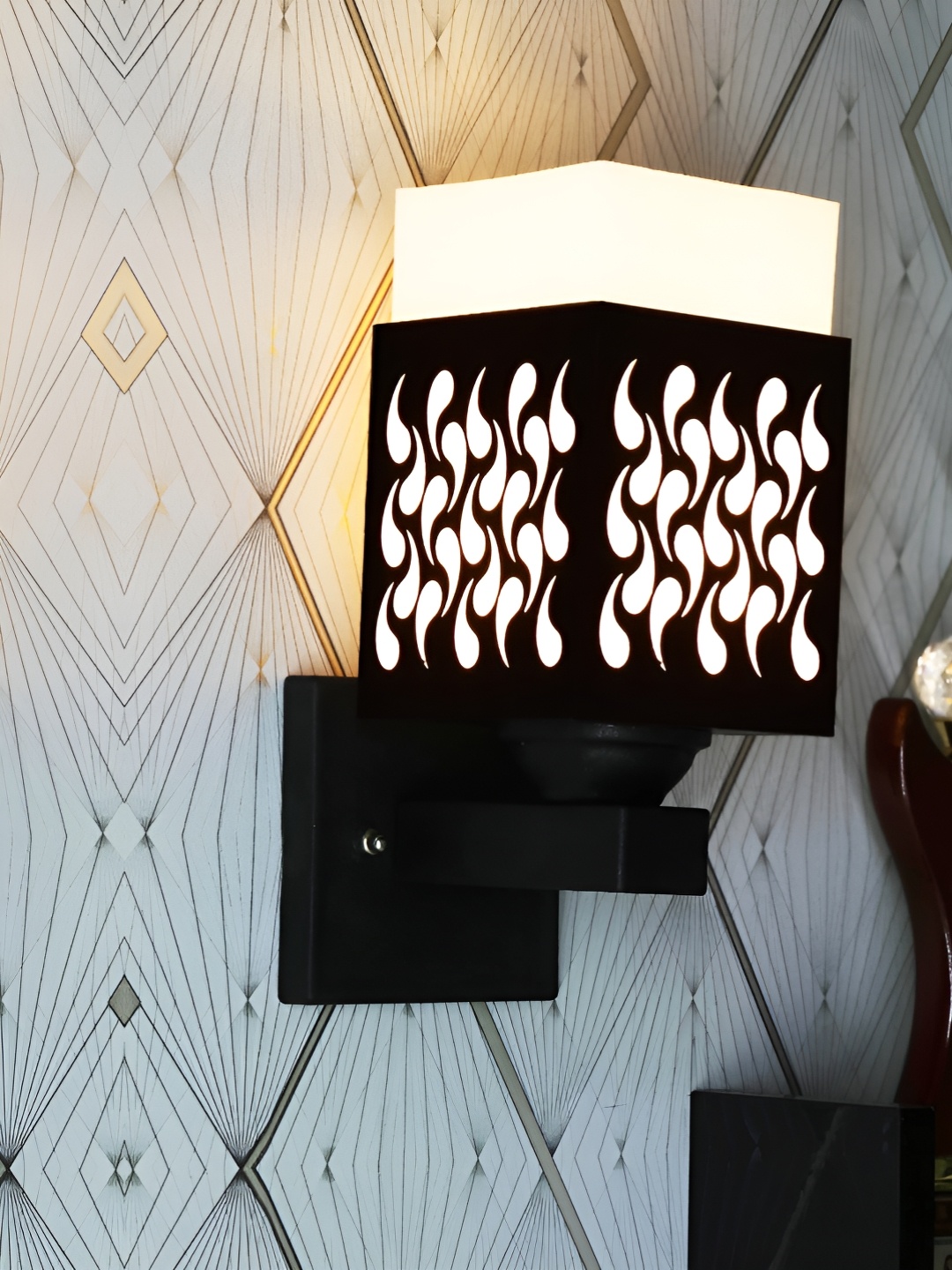 

Gojeeva Black & White Textured Wooden Rectangle Shaped Wall Lamp