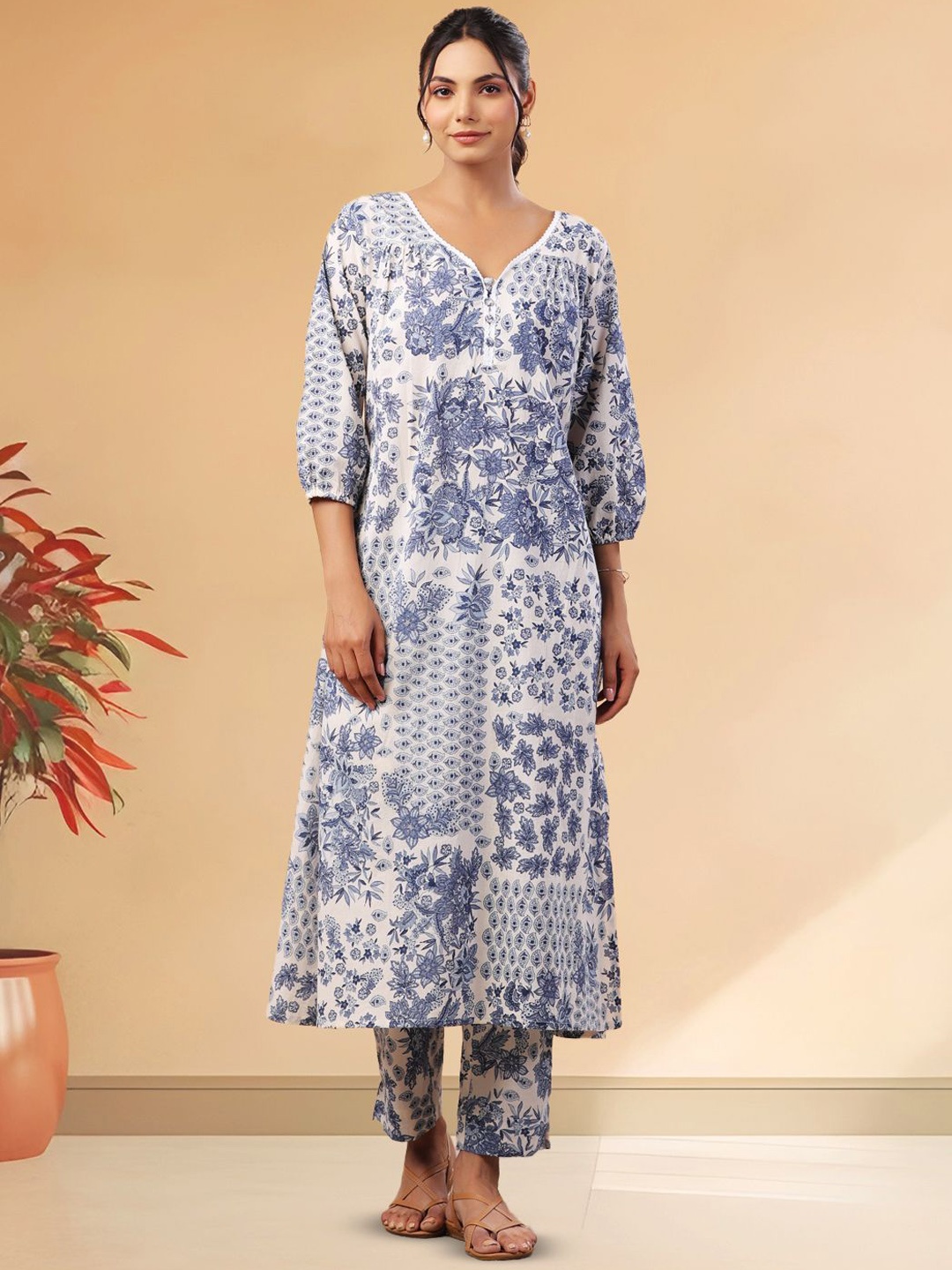 

CUSTARD Floral Printed Sweetheart Neck Pure Cotton Tropical Kurta With Trousers, Off white