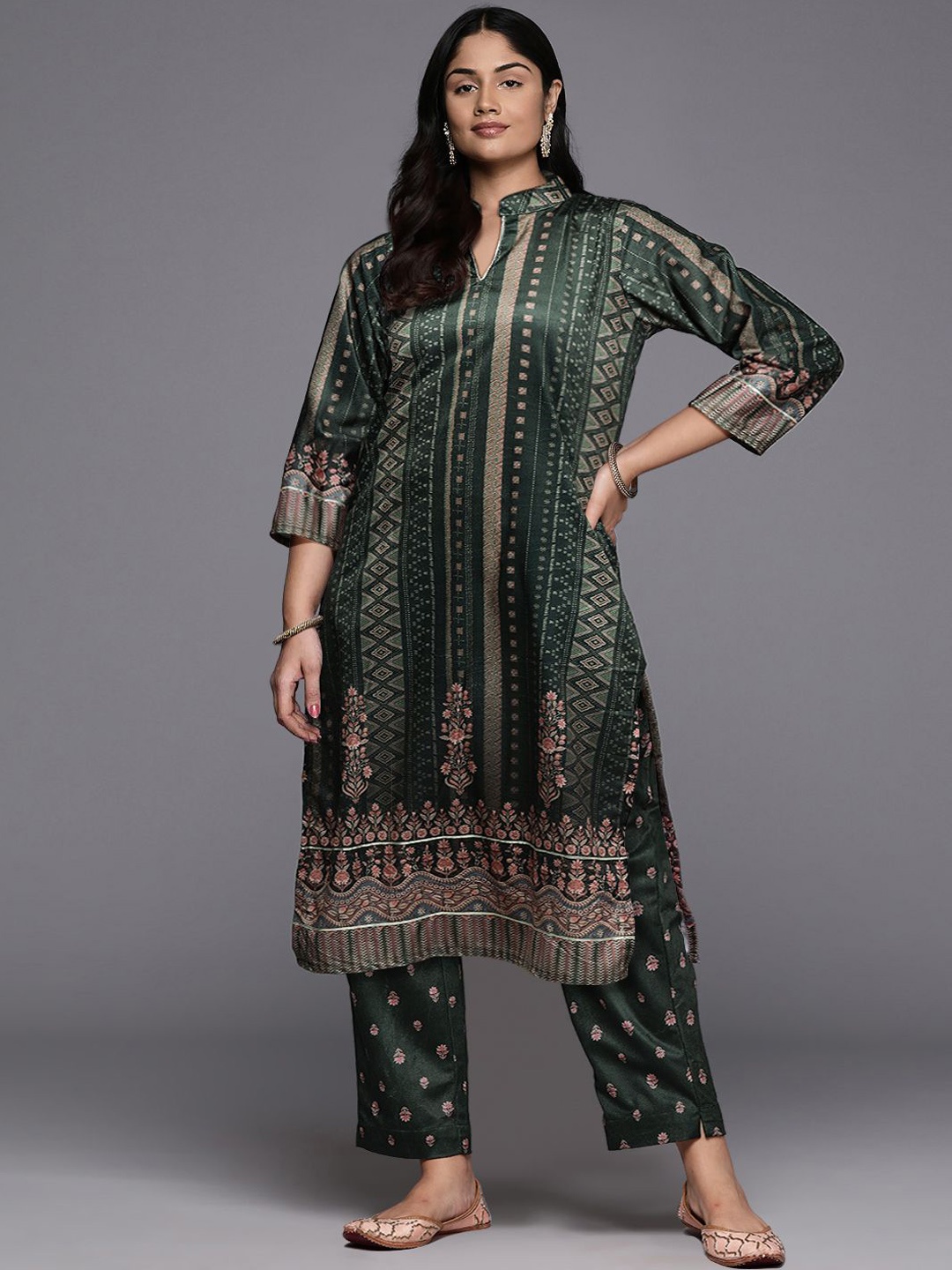 

A PLUS BY AHALYAA Ethnic Motifs Printed Mandarin Collar Velvet Kurta With Trousers, Green