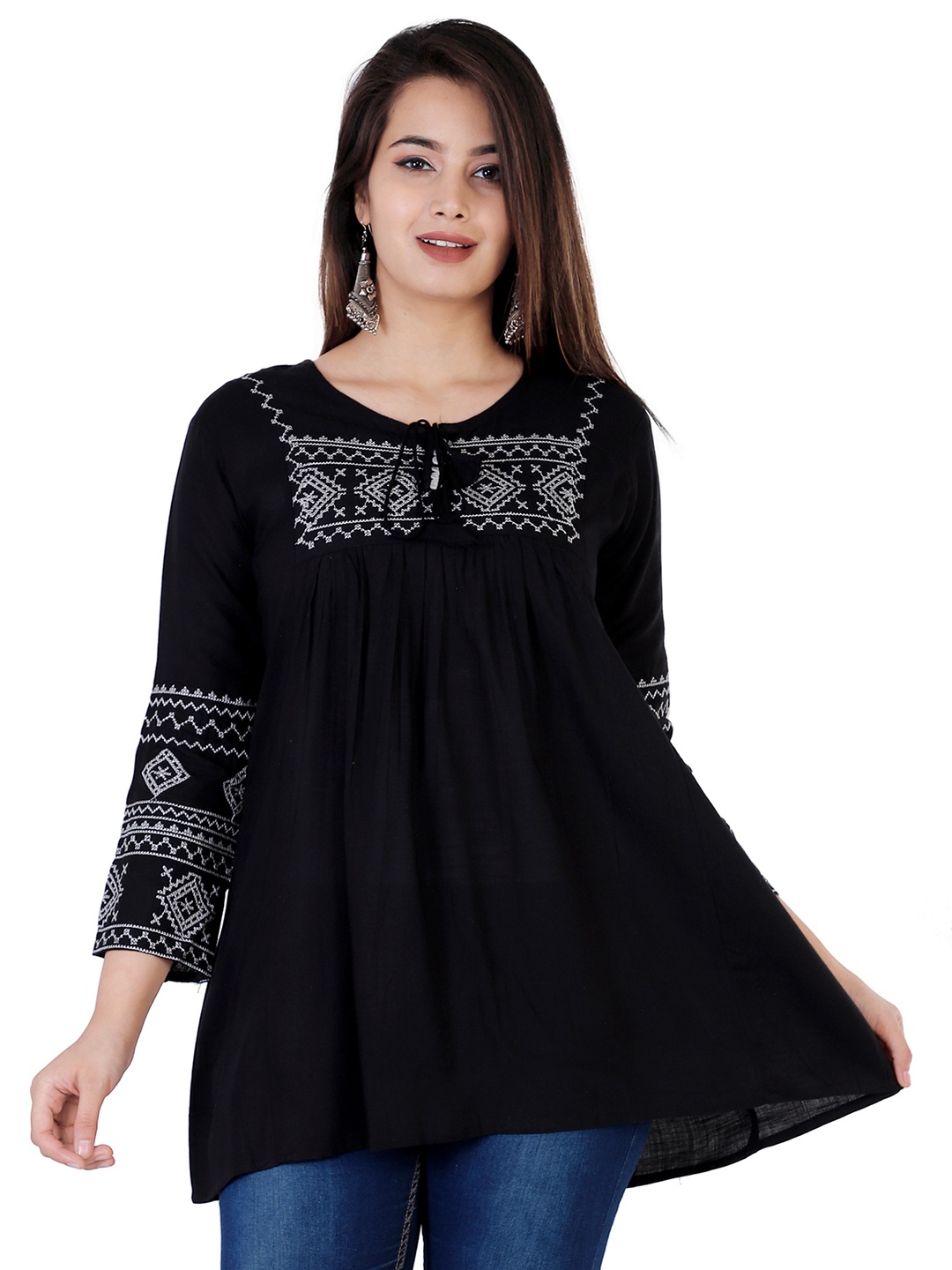 

AVAYAYAT Women Ethnic Motifs Embroidered Thread Work Tunic, Black